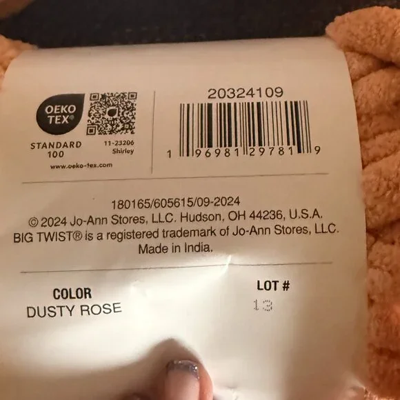 4 skeins of Dusty Rose Big Twist Yarn - Picture 2 of 6